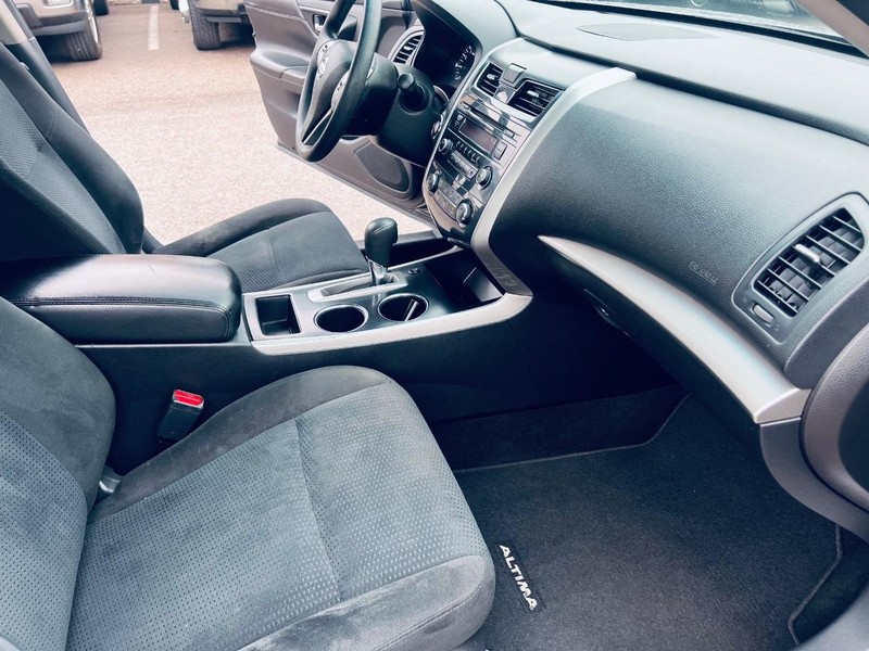 Nissan Altima Vehicle Full-screen Gallery Image 18