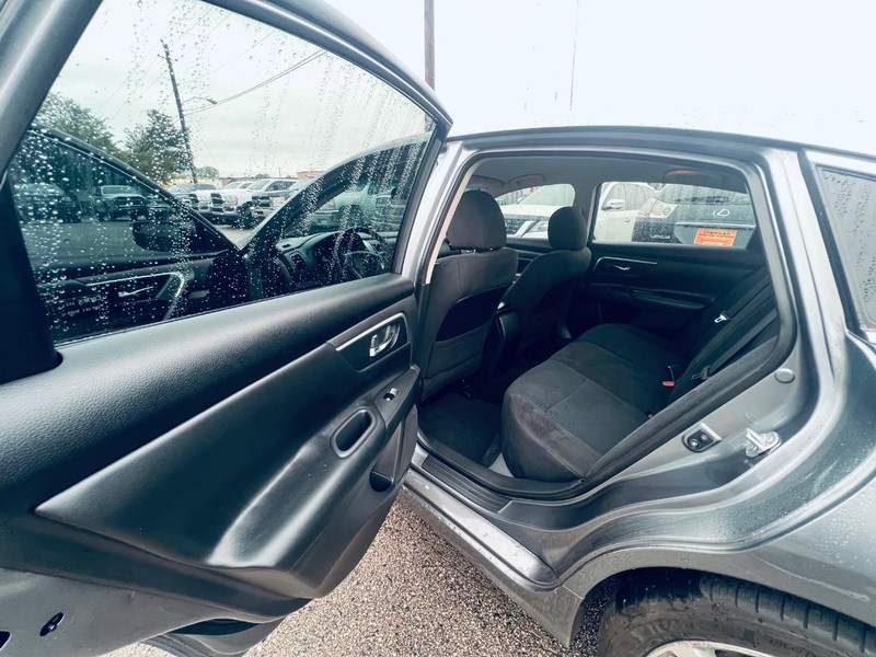 Nissan Altima Vehicle Full-screen Gallery Image 19