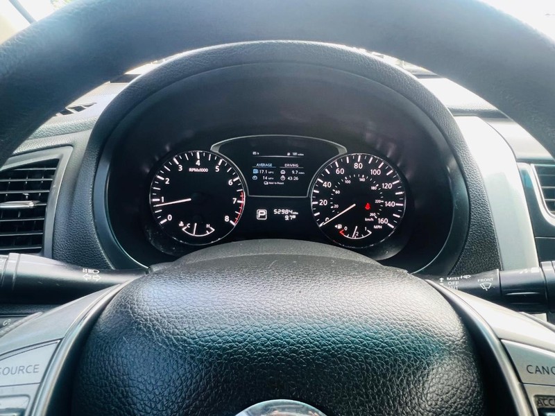 Nissan Altima Vehicle Full-screen Gallery Image 20