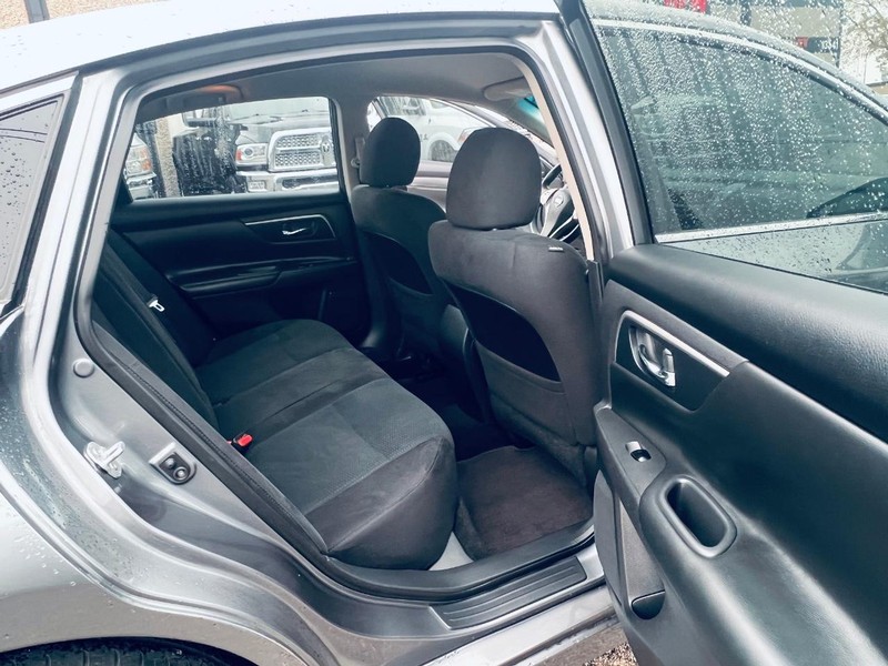 Nissan Altima Vehicle Full-screen Gallery Image 22