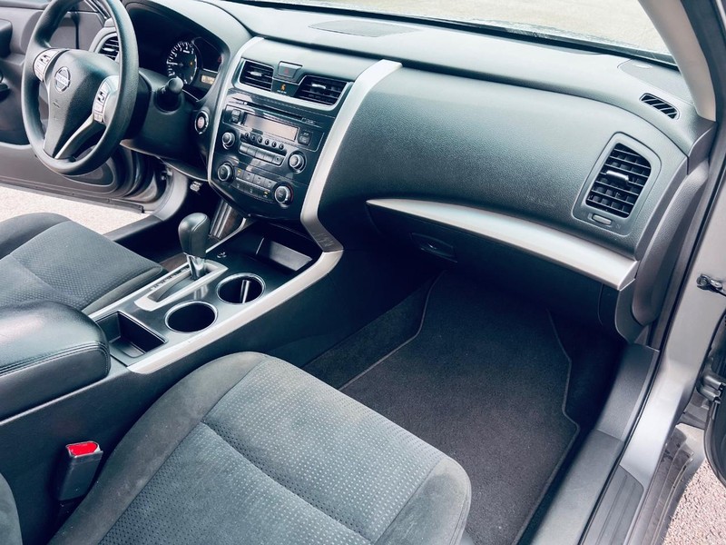 Nissan Altima Vehicle Full-screen Gallery Image 23