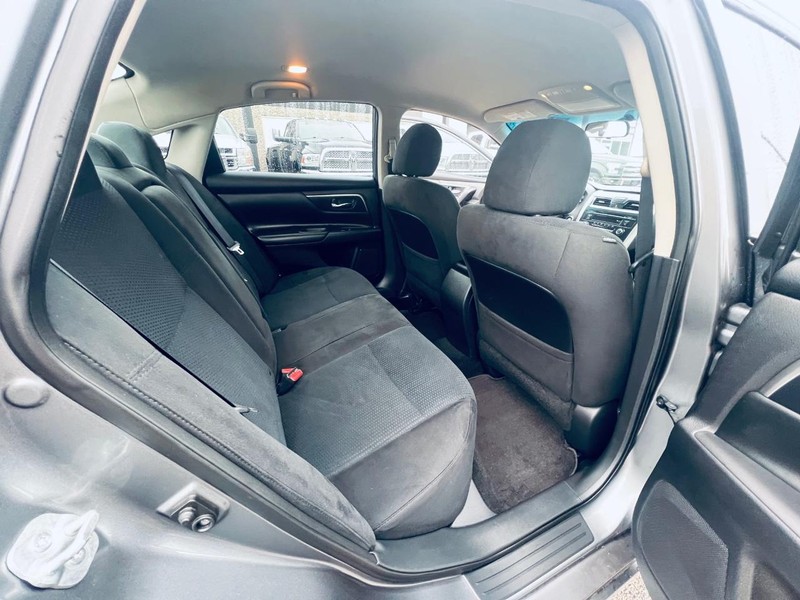 Nissan Altima Vehicle Full-screen Gallery Image 24