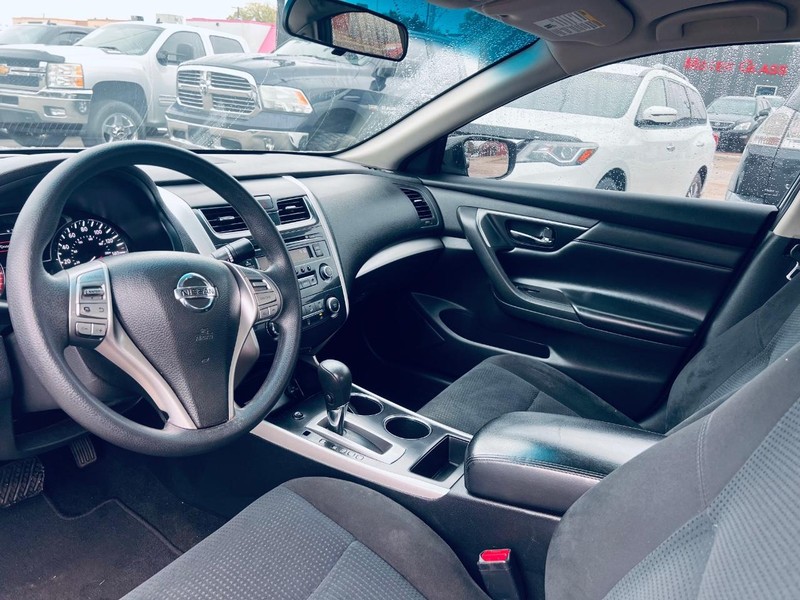 Nissan Altima Vehicle Full-screen Gallery Image 25