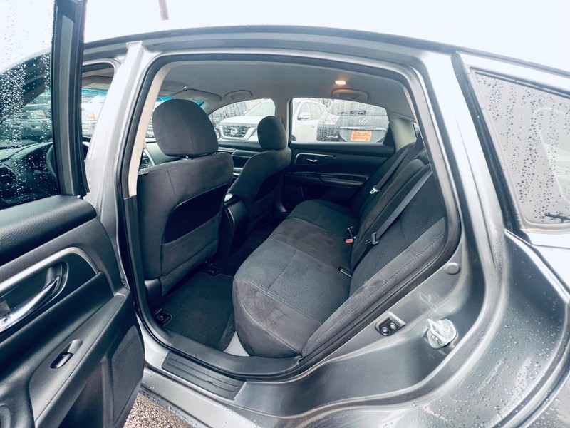 Nissan Altima Vehicle Full-screen Gallery Image 26