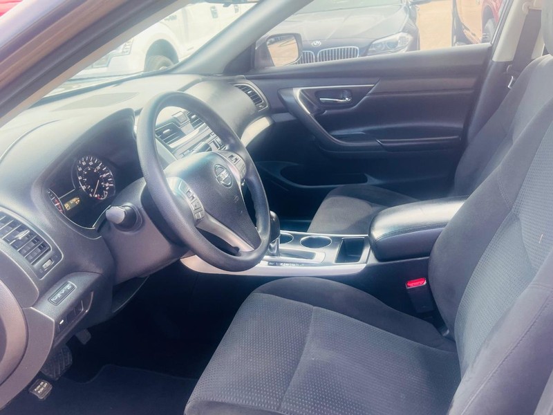 Nissan Altima Vehicle Full-screen Gallery Image 27