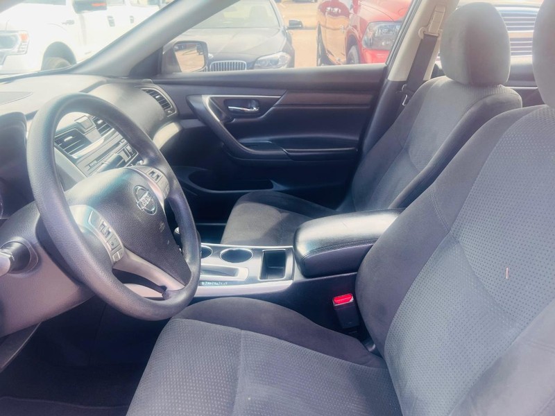 Nissan Altima Vehicle Full-screen Gallery Image 28