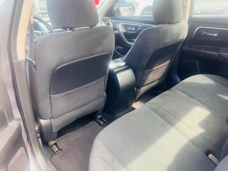 Nissan Altima Vehicle Full-screen Gallery Image 29