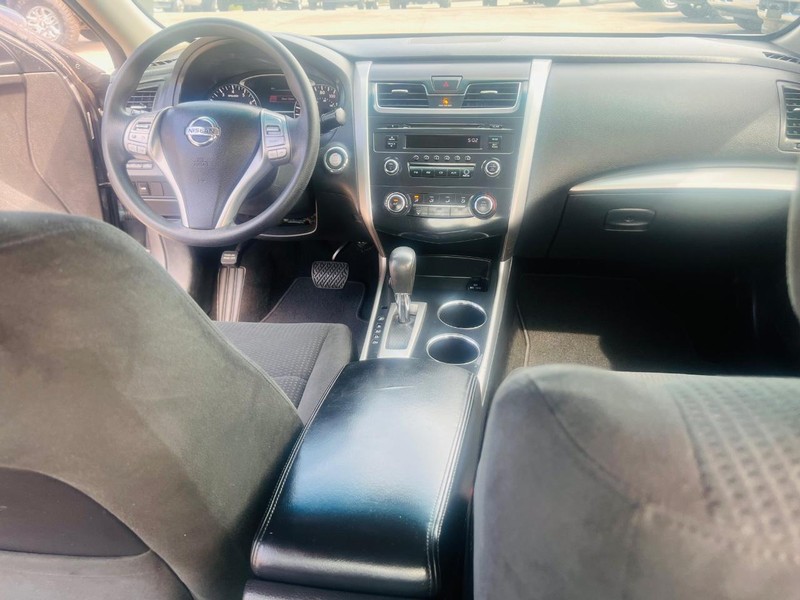 Nissan Altima Vehicle Full-screen Gallery Image 30