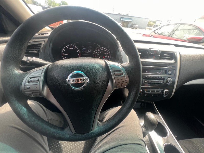 Nissan Altima Vehicle Full-screen Gallery Image 32