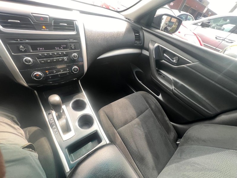 Nissan Altima Vehicle Full-screen Gallery Image 33