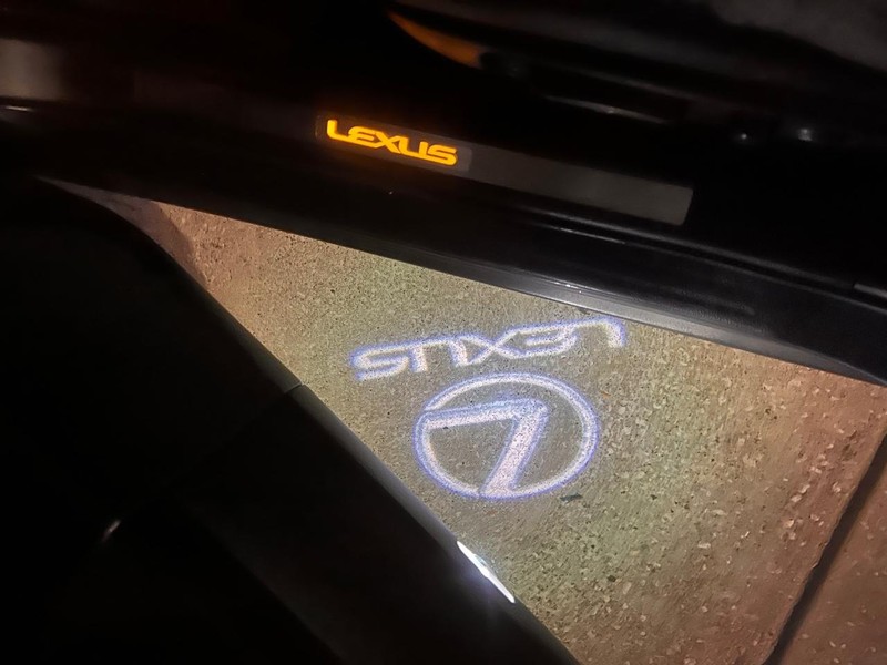 Lexus RX 350 Vehicle Full-screen Gallery Image 18