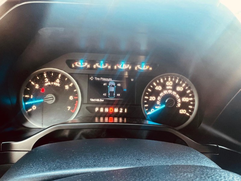 Ford F-150 Vehicle Full-screen Gallery Image 32