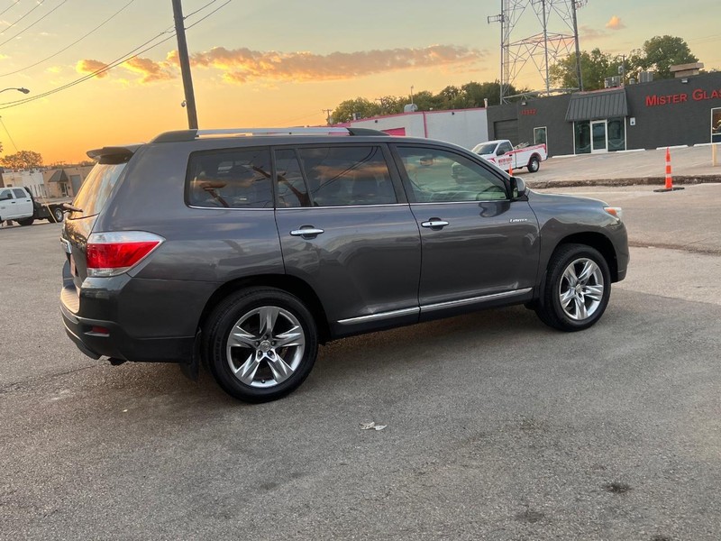 Toyota Highlander Vehicle Full-screen Gallery Image 10