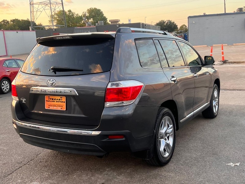 Toyota Highlander Vehicle Full-screen Gallery Image 11