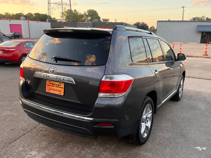 Toyota Highlander Vehicle Full-screen Gallery Image 12