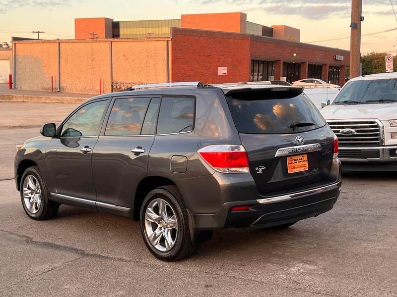 Toyota Highlander Vehicle Full-screen Gallery Image 13