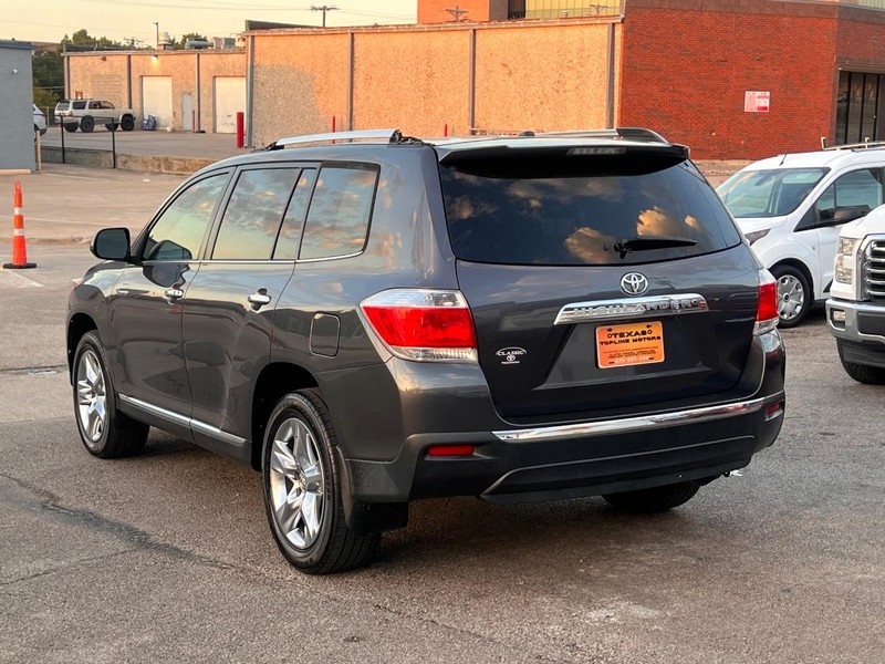 Toyota Highlander Vehicle Full-screen Gallery Image 14