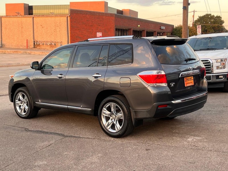 Toyota Highlander Vehicle Full-screen Gallery Image 16