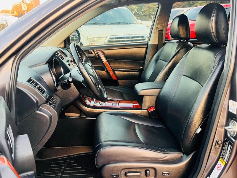 Toyota Highlander Vehicle Full-screen Gallery Image 25