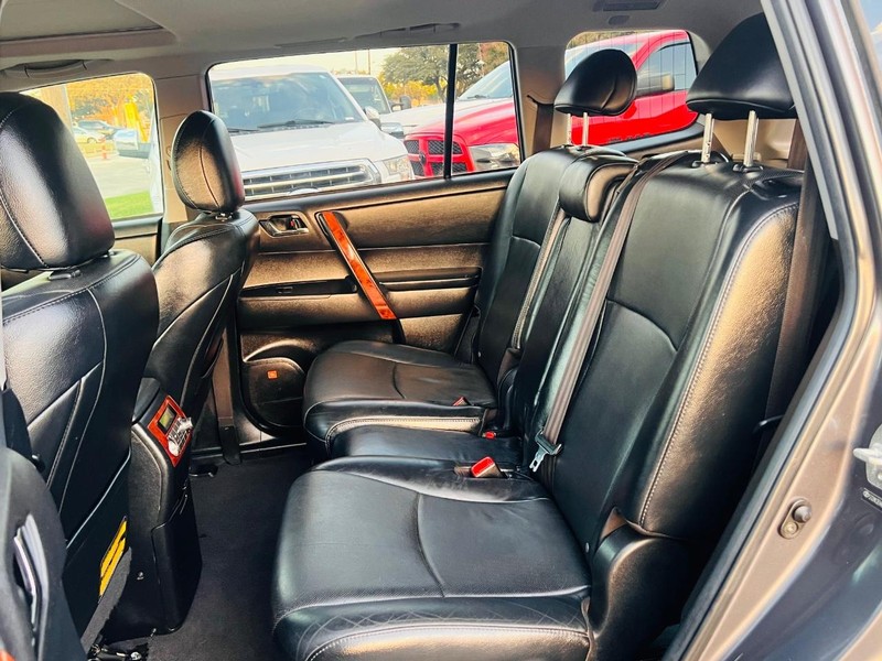 Toyota Highlander Vehicle Full-screen Gallery Image 28