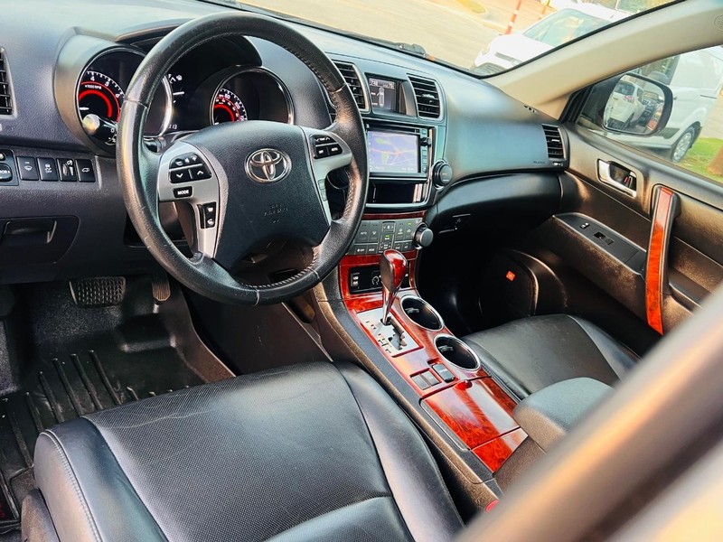 Toyota Highlander Vehicle Full-screen Gallery Image 29