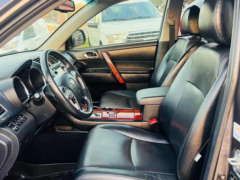 Toyota Highlander Vehicle Full-screen Gallery Image 30