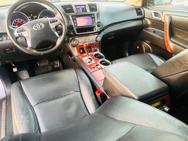 Toyota Highlander Vehicle Full-screen Gallery Image 31