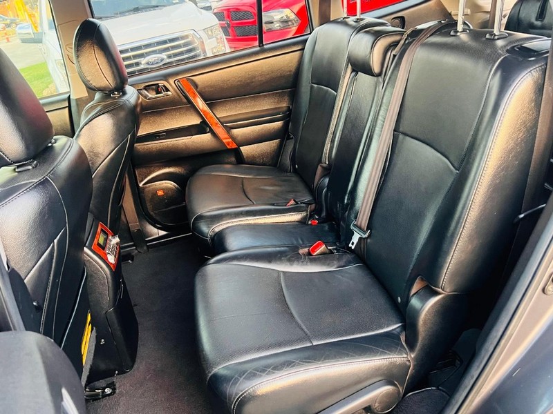 Toyota Highlander Vehicle Full-screen Gallery Image 33