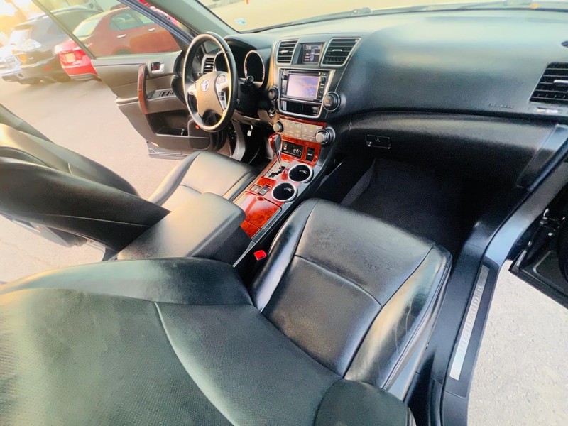 Toyota Highlander Vehicle Full-screen Gallery Image 40