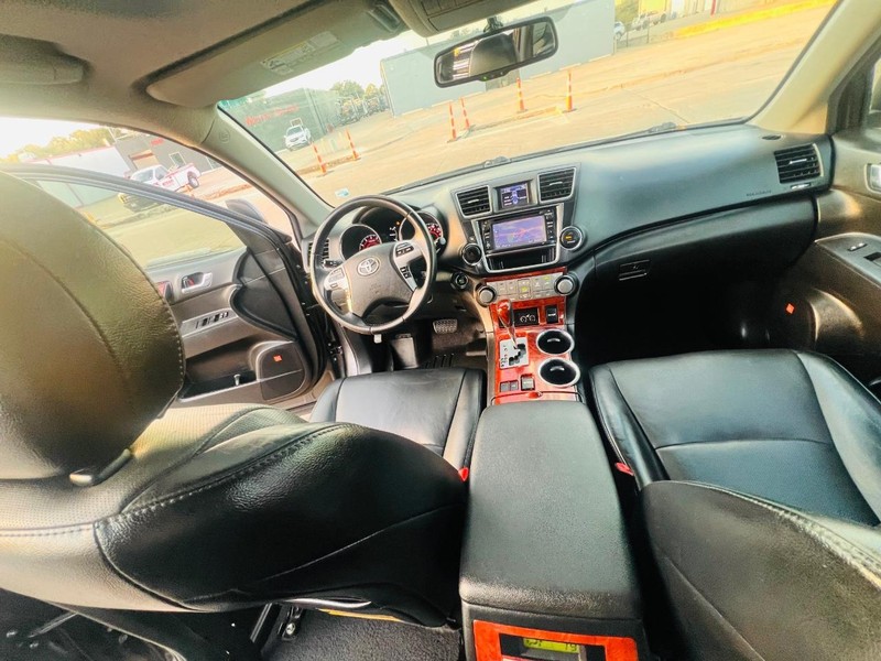 Toyota Highlander Vehicle Full-screen Gallery Image 42