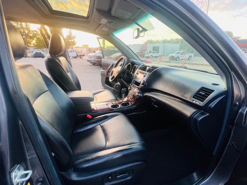 Toyota Highlander Vehicle Full-screen Gallery Image 43