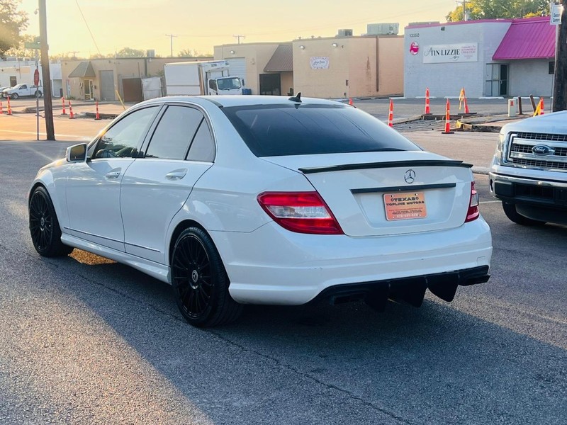 Mercedes-Benz C-Class Vehicle Full-screen Gallery Image 02