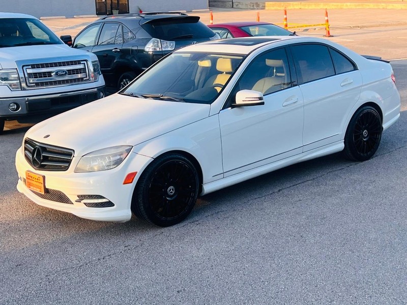 Mercedes-Benz C-Class Vehicle Full-screen Gallery Image 04