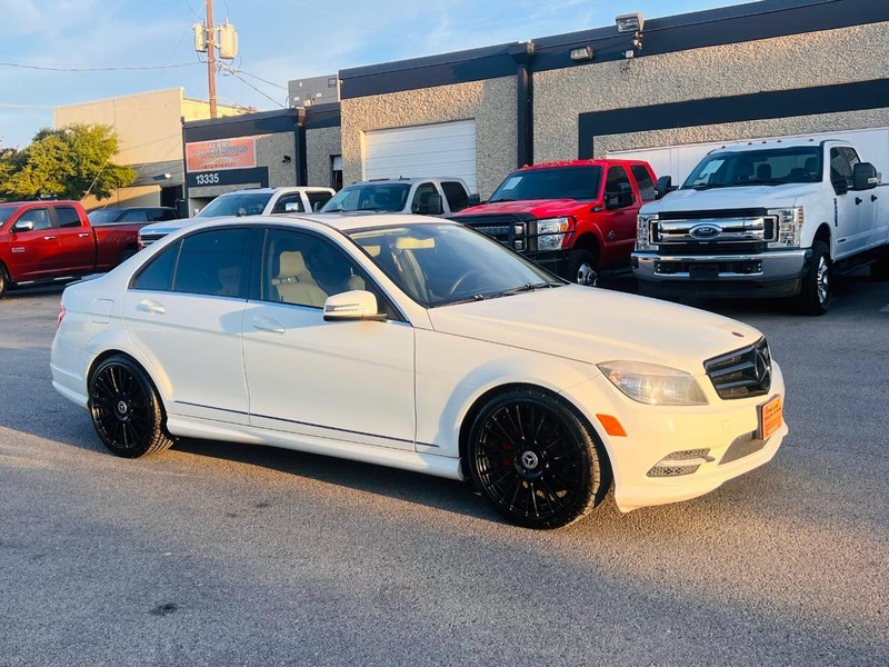 Mercedes-Benz C-Class Vehicle Full-screen Gallery Image 05
