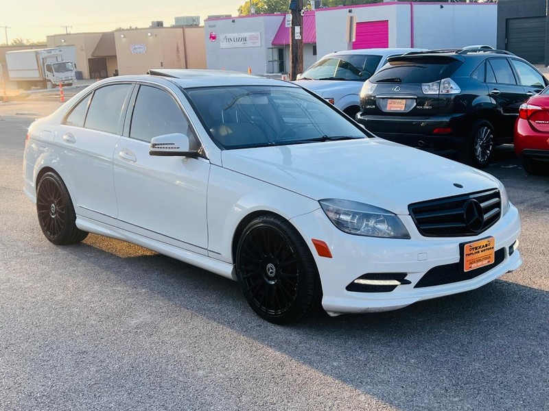 Mercedes-Benz C-Class Vehicle Full-screen Gallery Image 09