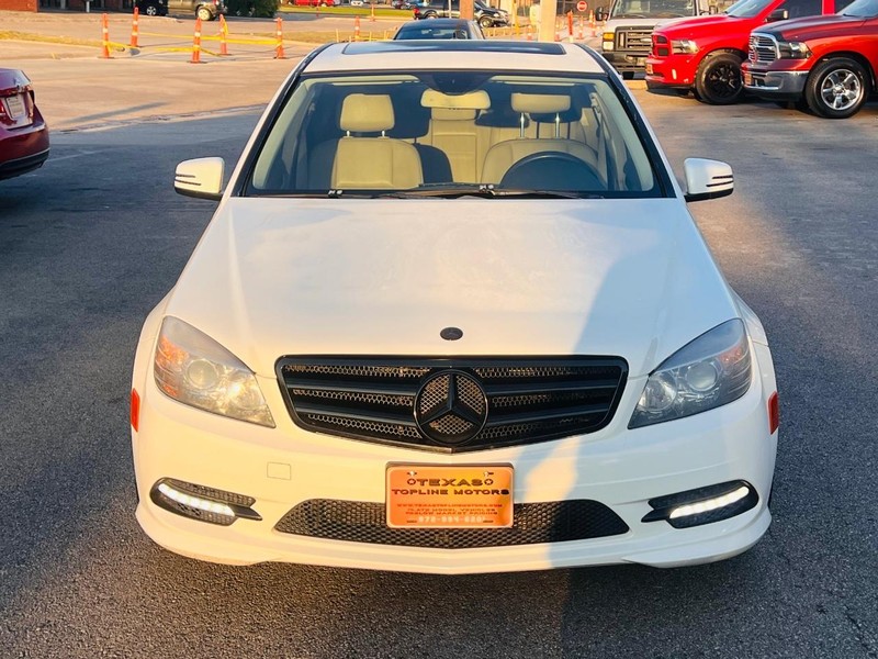 Mercedes-Benz C-Class Vehicle Full-screen Gallery Image 10