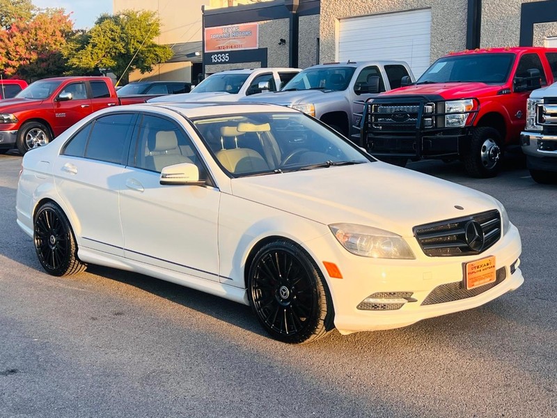 Mercedes-Benz C-Class Vehicle Full-screen Gallery Image 11