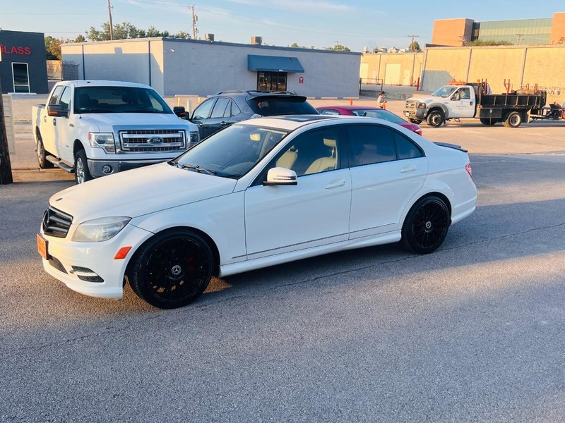 Mercedes-Benz C-Class Vehicle Full-screen Gallery Image 13