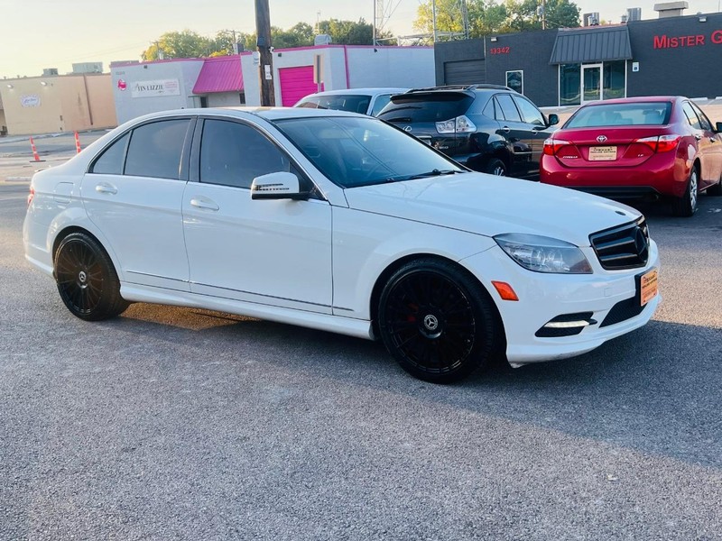 Mercedes-Benz C-Class Vehicle Full-screen Gallery Image 14