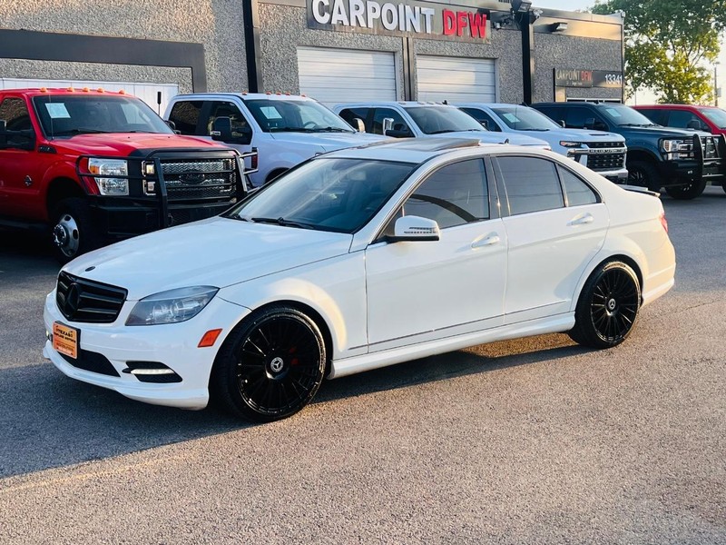 Mercedes-Benz C-Class Vehicle Full-screen Gallery Image 15