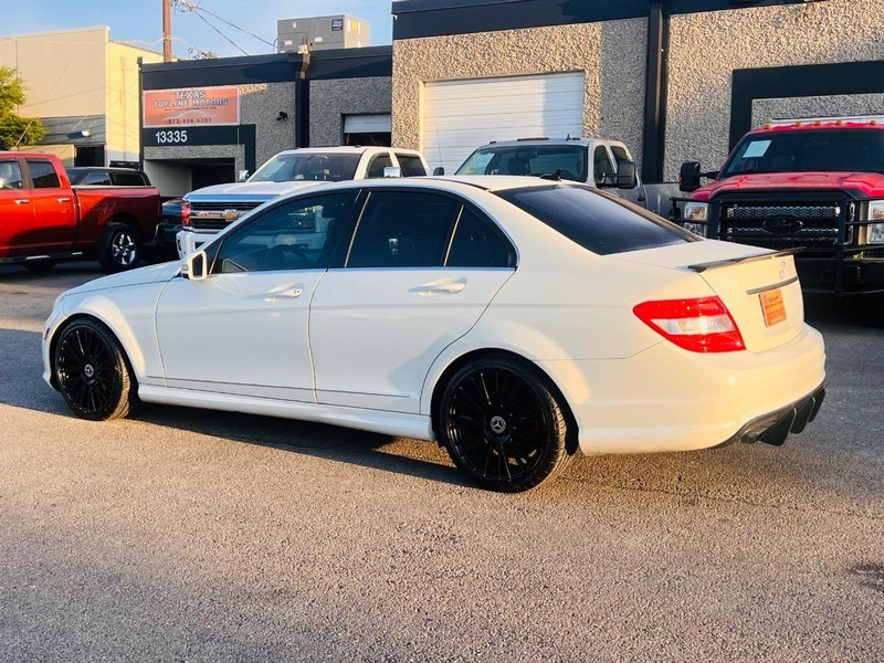 Mercedes-Benz C-Class Vehicle Full-screen Gallery Image 16