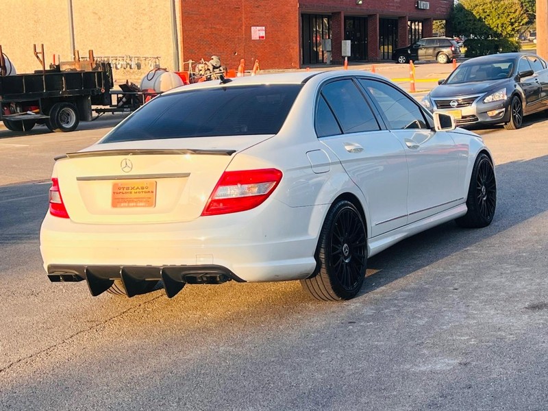 Mercedes-Benz C-Class Vehicle Full-screen Gallery Image 17