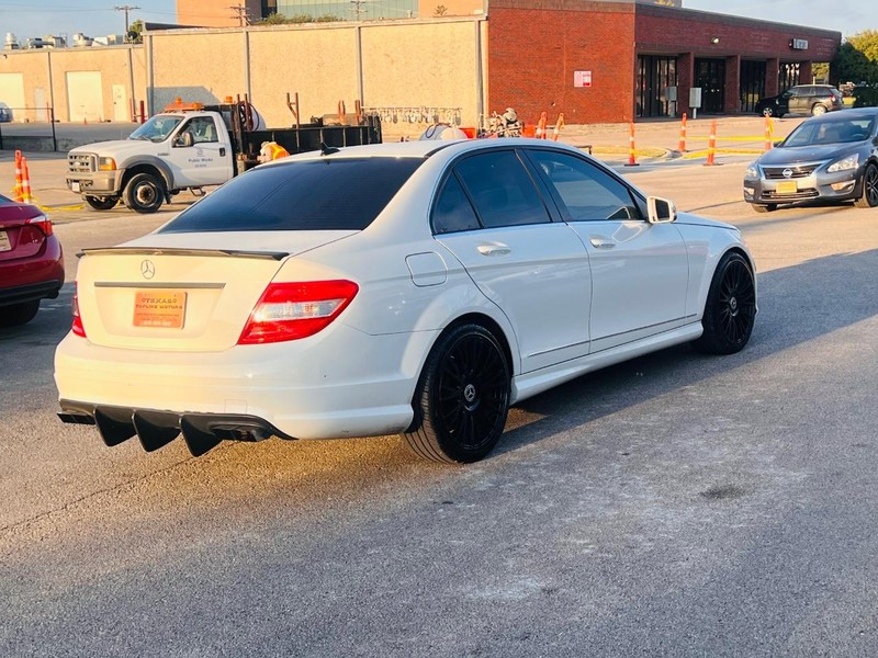 Mercedes-Benz C-Class Vehicle Full-screen Gallery Image 18