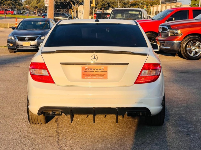 Mercedes-Benz C-Class Vehicle Full-screen Gallery Image 19