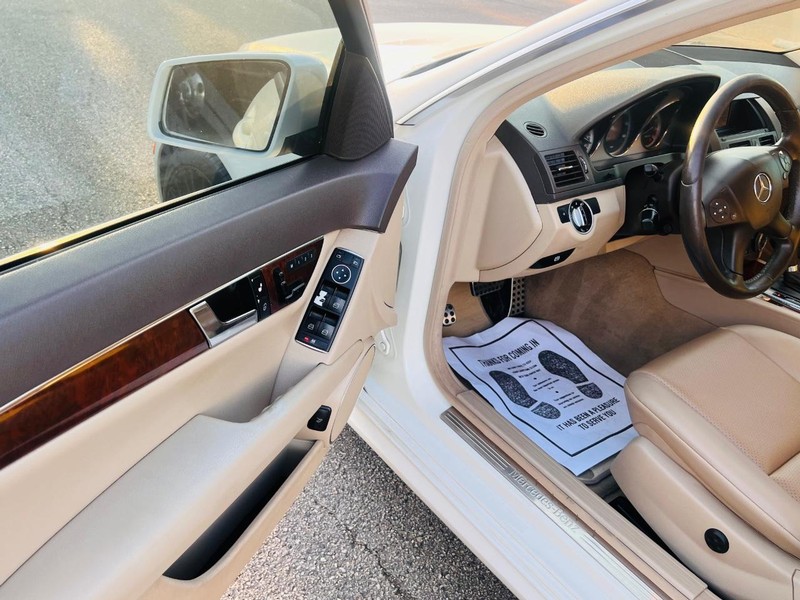 Mercedes-Benz C-Class Vehicle Full-screen Gallery Image 20