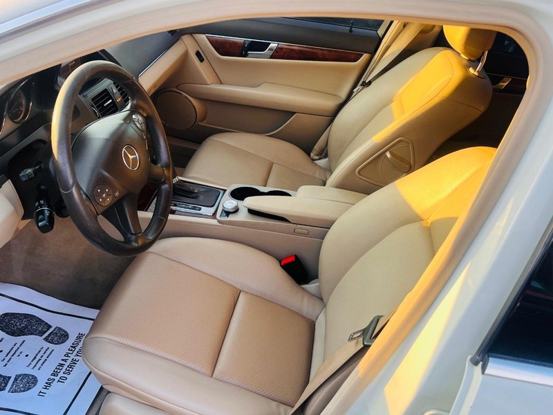 Mercedes-Benz C-Class Vehicle Full-screen Gallery Image 21