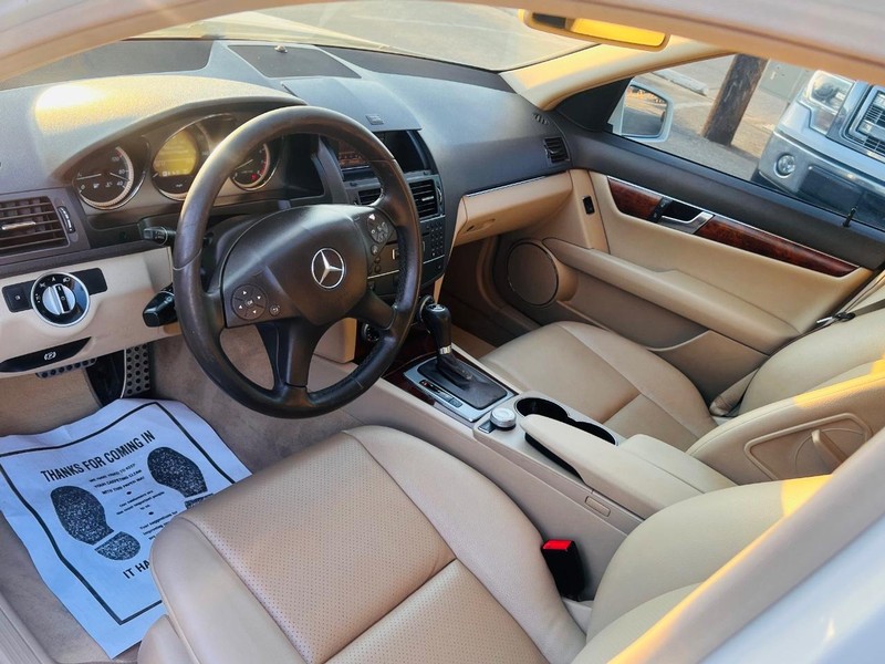 Mercedes-Benz C-Class Vehicle Full-screen Gallery Image 22