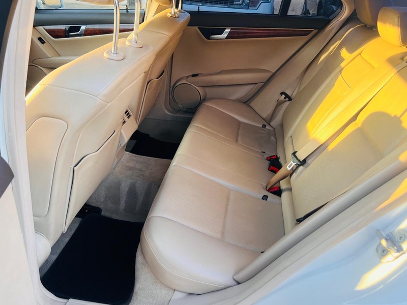 Mercedes-Benz C-Class Vehicle Full-screen Gallery Image 23