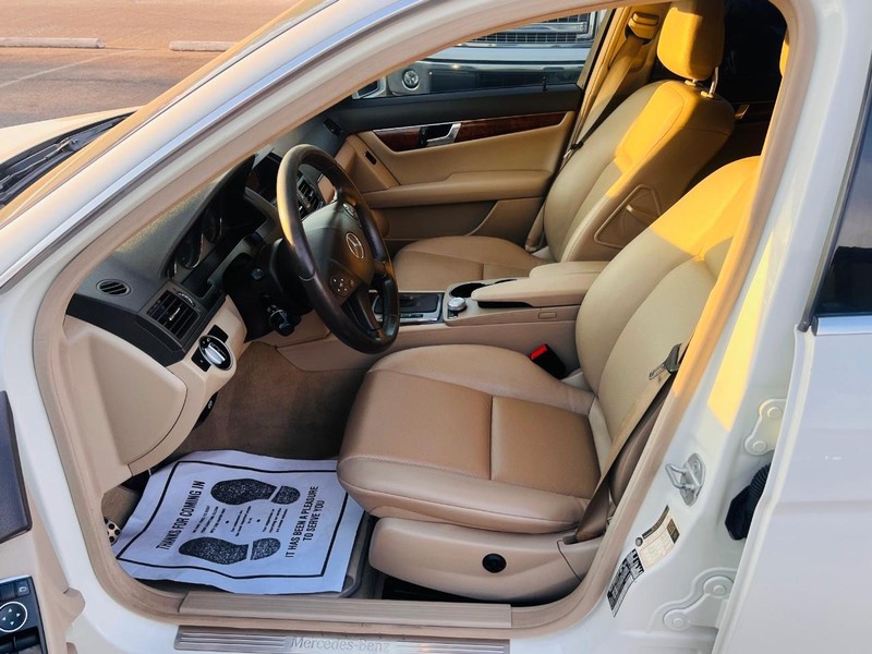 Mercedes-Benz C-Class Vehicle Full-screen Gallery Image 24