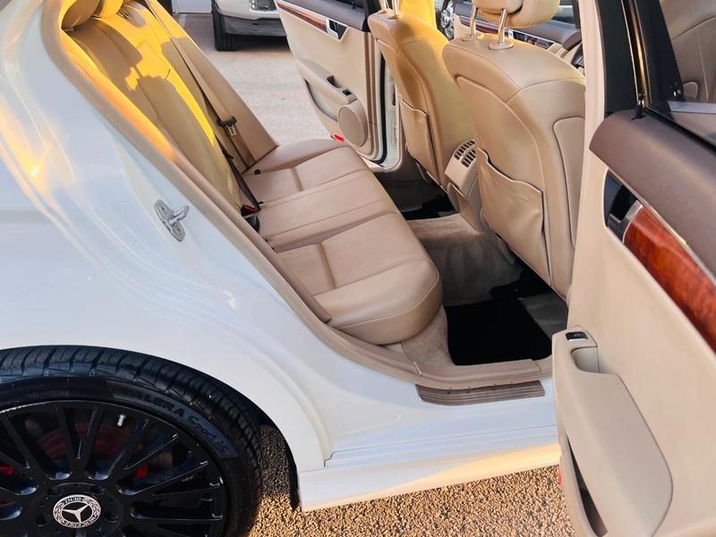 Mercedes-Benz C-Class Vehicle Full-screen Gallery Image 25